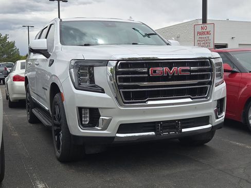 Certified 2023 GMC Yukon SLT w/ SLT Premium Package AWD/4WD image 3