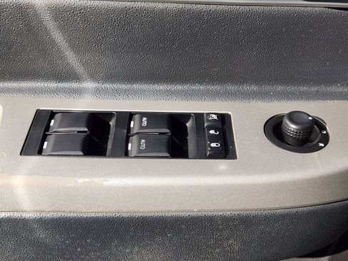 Used 2010 Chrysler Sebring Limited image 28