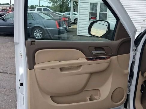 Used 2010 GMC Yukon XL SLE w/ SLE-2 Equipment Package RWD image 11