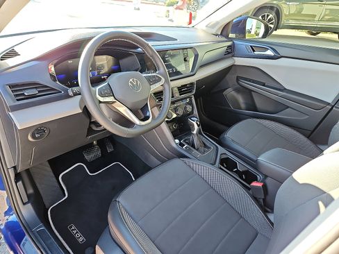 Certified 2023 Volkswagen Taos SE w/ Panoramic Sunroof Package image 10