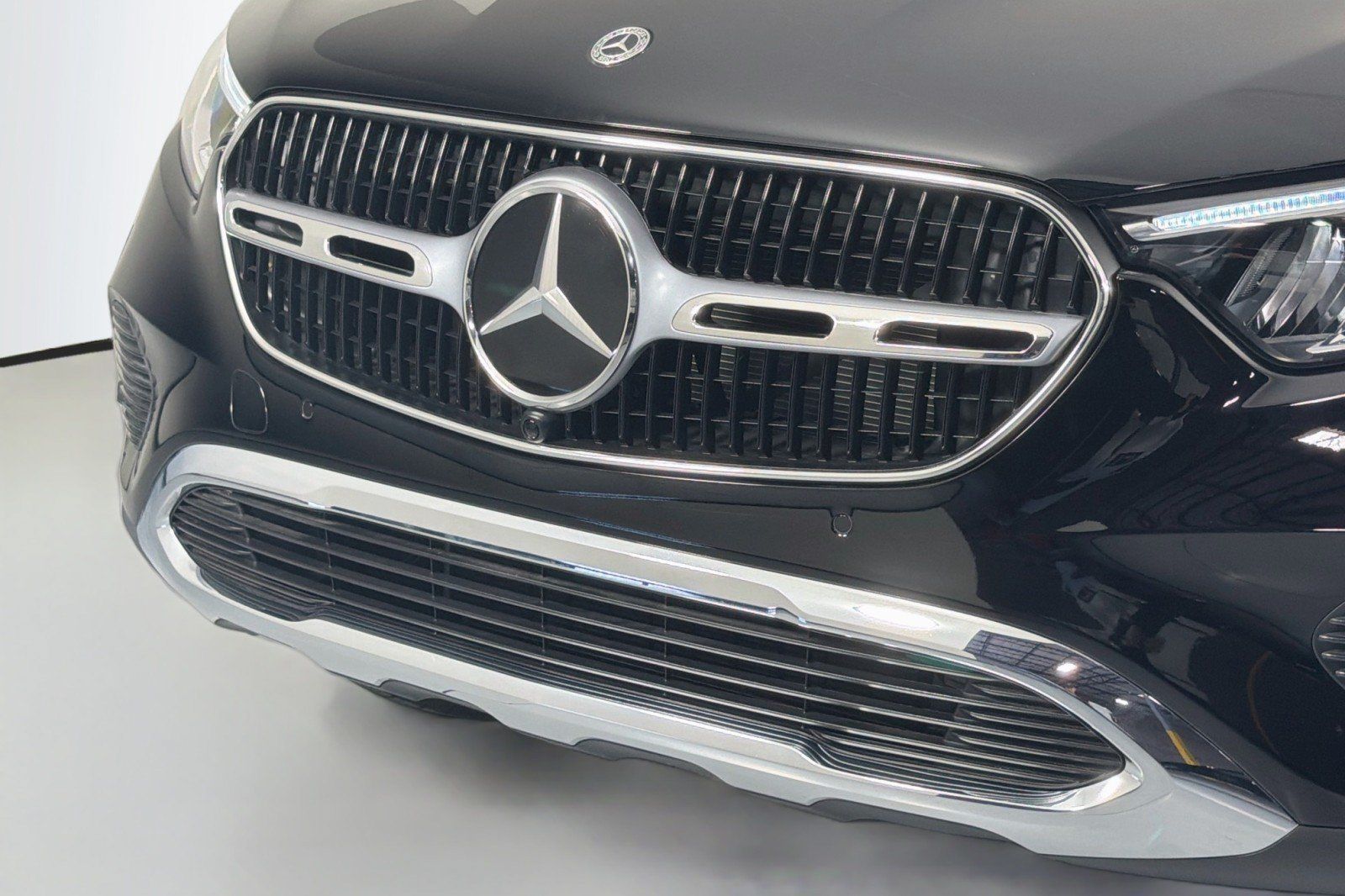 Certified 2025 Mercedes-Benz GLC 350e 4MATIC w/ Driver Assistance Package image 14