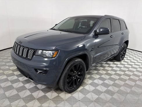 Used 2018 Jeep Grand Cherokee Altitude AWD/4WD image 9