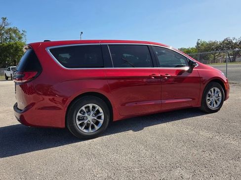 New 2026 Chrysler Pacifica Limited FWD image 7