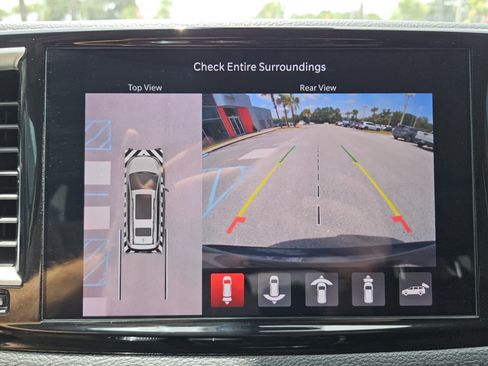 Used 2023 Chrysler Pacifica Touring-L w/ Uconnect Theater Family Group FWD image 9