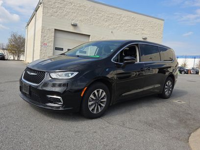 Used 2023 Chrysler Pacifica Touring-L