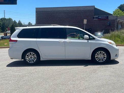 Used 2014 Toyota Sienna XLE w/ XLE Premium Package FWD image 4