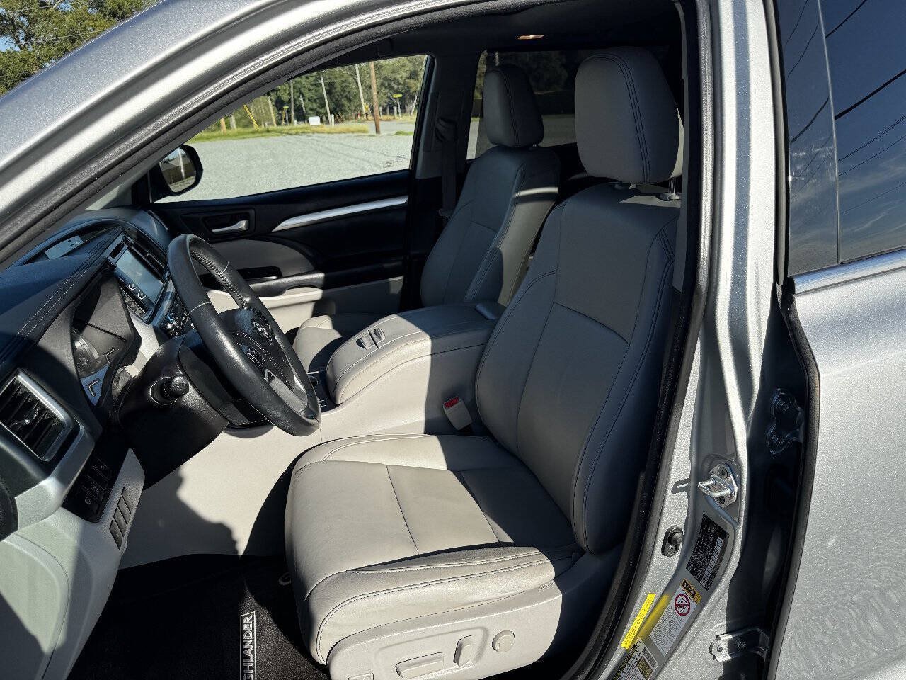 Used 2017 Toyota Highlander XLE AWD/4WD image 11