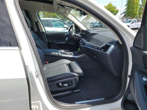 Used 2025 BMW X7 xDrive40i w/ Premium Package AWD/4WD image 4