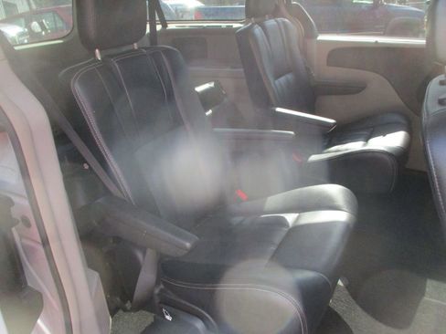 Used 2014 Chrysler Town & Country Touring-L w/ Driver Convenience Group image 7