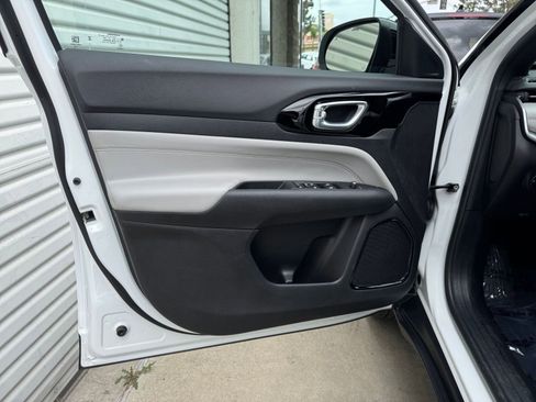 Used 2025 Jeep Compass Limited image 18