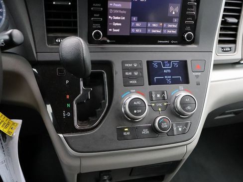 Used 2020 Toyota Sienna LE image 22