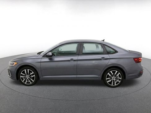 Used 2025 Volkswagen Jetta SE FWD image 4
