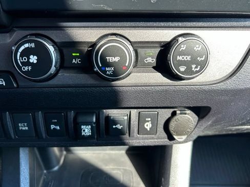 Used 2020 Toyota Tacoma TRD Off-Road w/ Technology Package AWD/4WD image 13