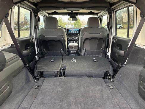 Used 2024 Jeep Wrangler Unlimited Rubicon image 11