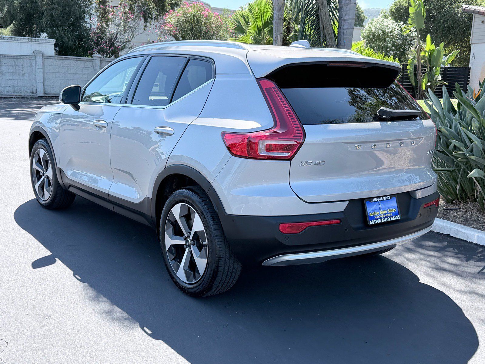 Used 2025 Volvo XC40 B5 Plus AWD/4WD image 3