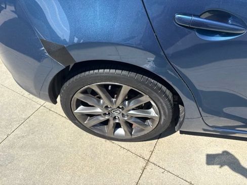 Used 2018 MAZDA MAZDA3 Grand Touring w/ Premium Equipment Package FWD image 10