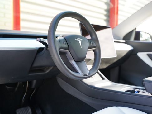 Used 2021 Tesla Model Y Long Range image 9