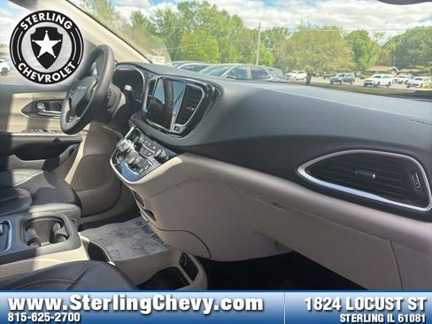 Used 2024 Chrysler Pacifica Touring-L FWD image 11