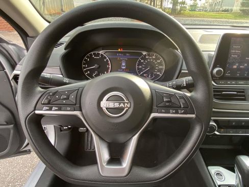 Used 2024 Nissan Altima 2.5 SV FWD image 19