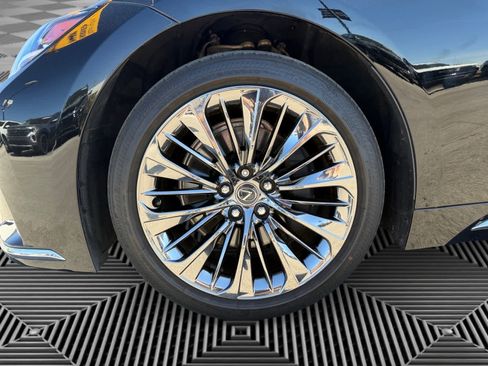 Used 2023 Lexus LS 500 w/ Interior Upgrade Package image 9