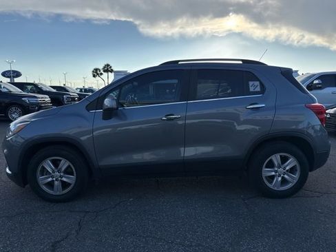 Used 2019 Chevrolet Trax LT w/ LT Convenience Package FWD image 2