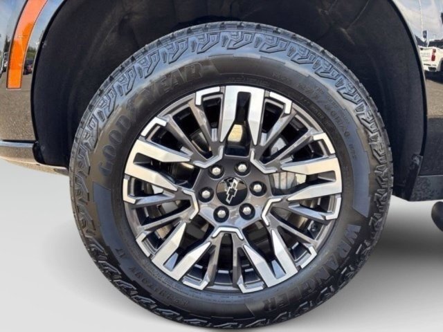 Used 2025 Chevrolet Suburban Z71 AWD/4WD image 16