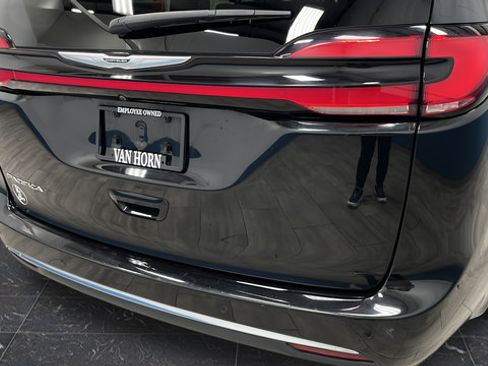 Used 2024 Chrysler Pacifica Touring-L FWD image 37