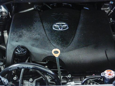 Used 2020 Toyota Sienna SE w/ Carpet Mat Package image 28