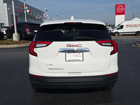 Used 2024 GMC Terrain SLE FWD image 4