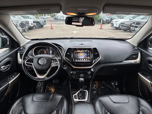 Used 2017 Jeep Cherokee Limited w/ Luxury Group FWD image 12