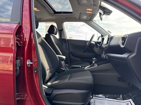 Used 2025 Hyundai Venue SEL FWD image 16