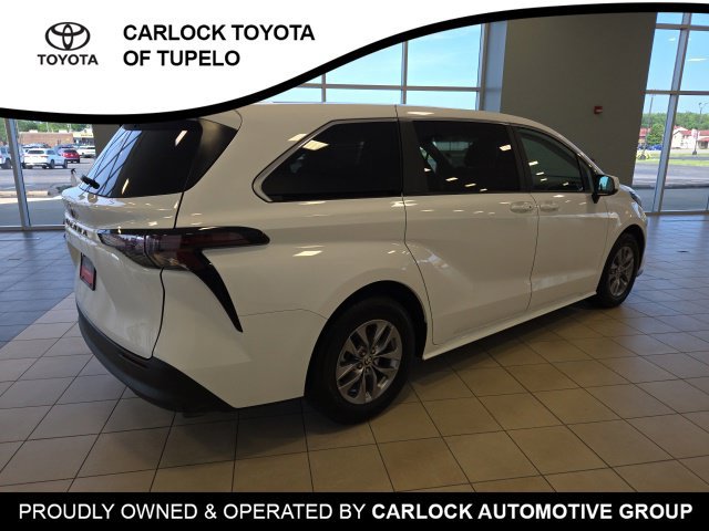 Used 2026 Toyota Sienna LE FWD image 10