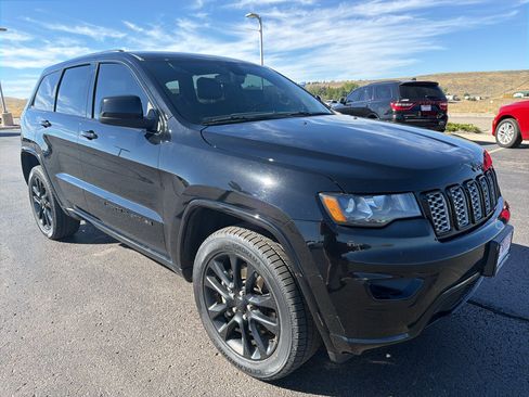 Used 2022 Jeep Grand Cherokee Laredo X AWD/4WD image 3