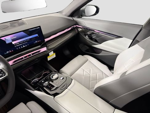 New 2026 BMW 550e xDrive image 24