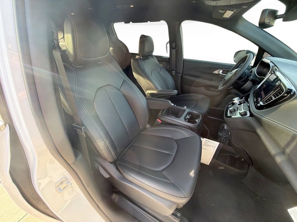 New 2026 Chrysler Pacifica Select FWD image 28