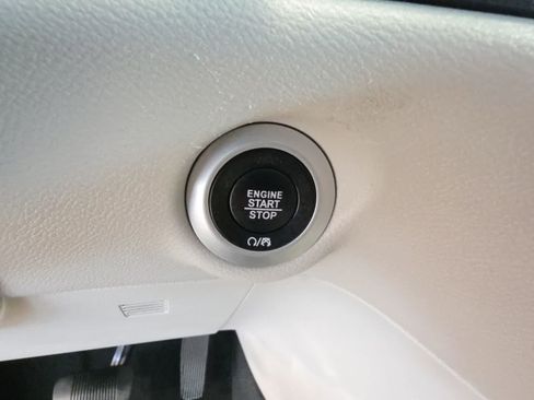 Used 2024 Chrysler Pacifica Touring-L FWD image 22