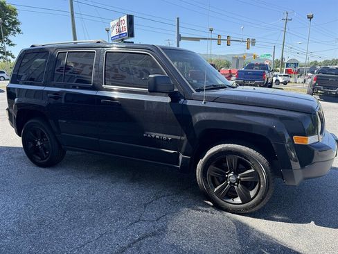 Used 2017 Jeep Patriot Latitude AWD/4WD image 4