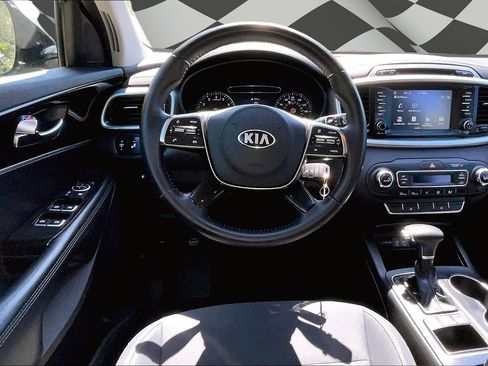 Used 2019 Kia Sorento LX w/ LX Convenience Package image 5