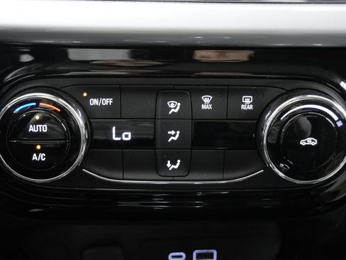 Used 2025 Chevrolet Trax LT FWD image 19