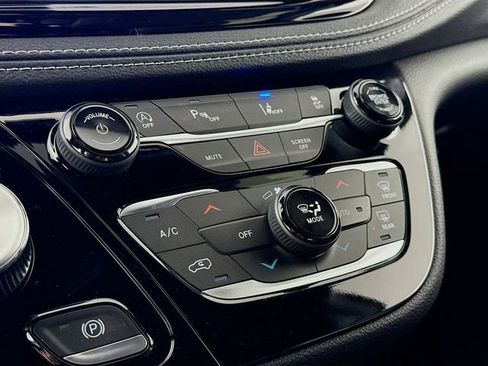 New 2026 Chrysler Pacifica Select image 15