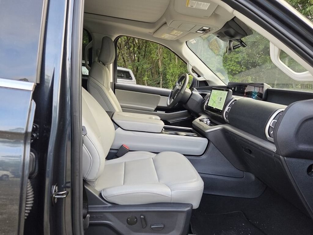 Used 2025 Ford Expedition Active AWD/4WD image 19