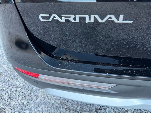 Used 2023 Kia Carnival LX image 11