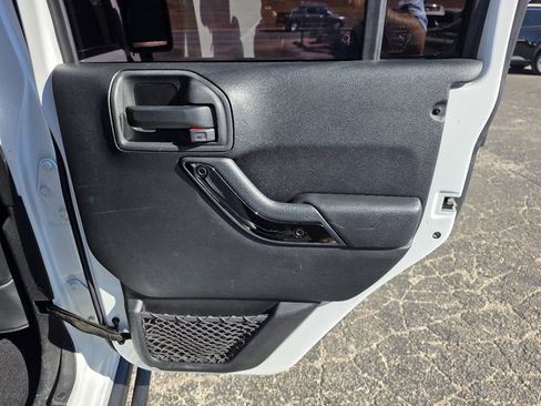 Used 2015 Jeep Wrangler Unlimited Sahara image 14