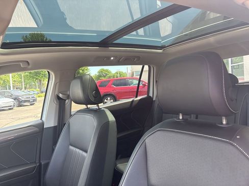 Used 2024 Volkswagen Tiguan SE w/ Panoramic Sunroof Package AWD/4WD image 8