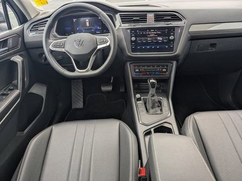 Used 2023 Volkswagen Tiguan SE w/ Panoramic Sunroof Package image 19