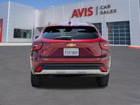 Used 2025 Chevrolet Trax LT w/ LT Convenience Package FWD image 7