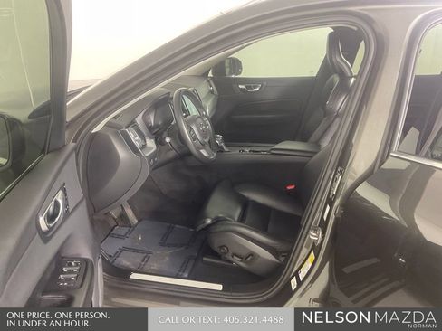 Used 2019 Volvo XC60 T5 Momentum w/ Premium Package FWD image 12