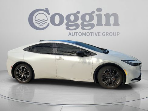 Used 2025 Toyota Prius Limited w/ Limited Premium Package FWD image 6
