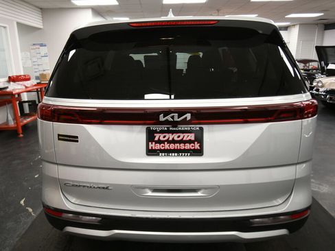 Used 2022 Kia Carnival LX image 7