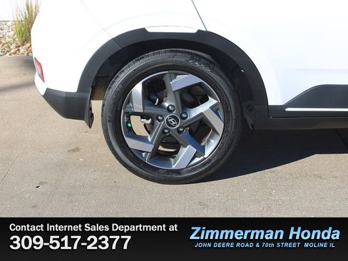 Used 2022 Hyundai Venue Limited image 21